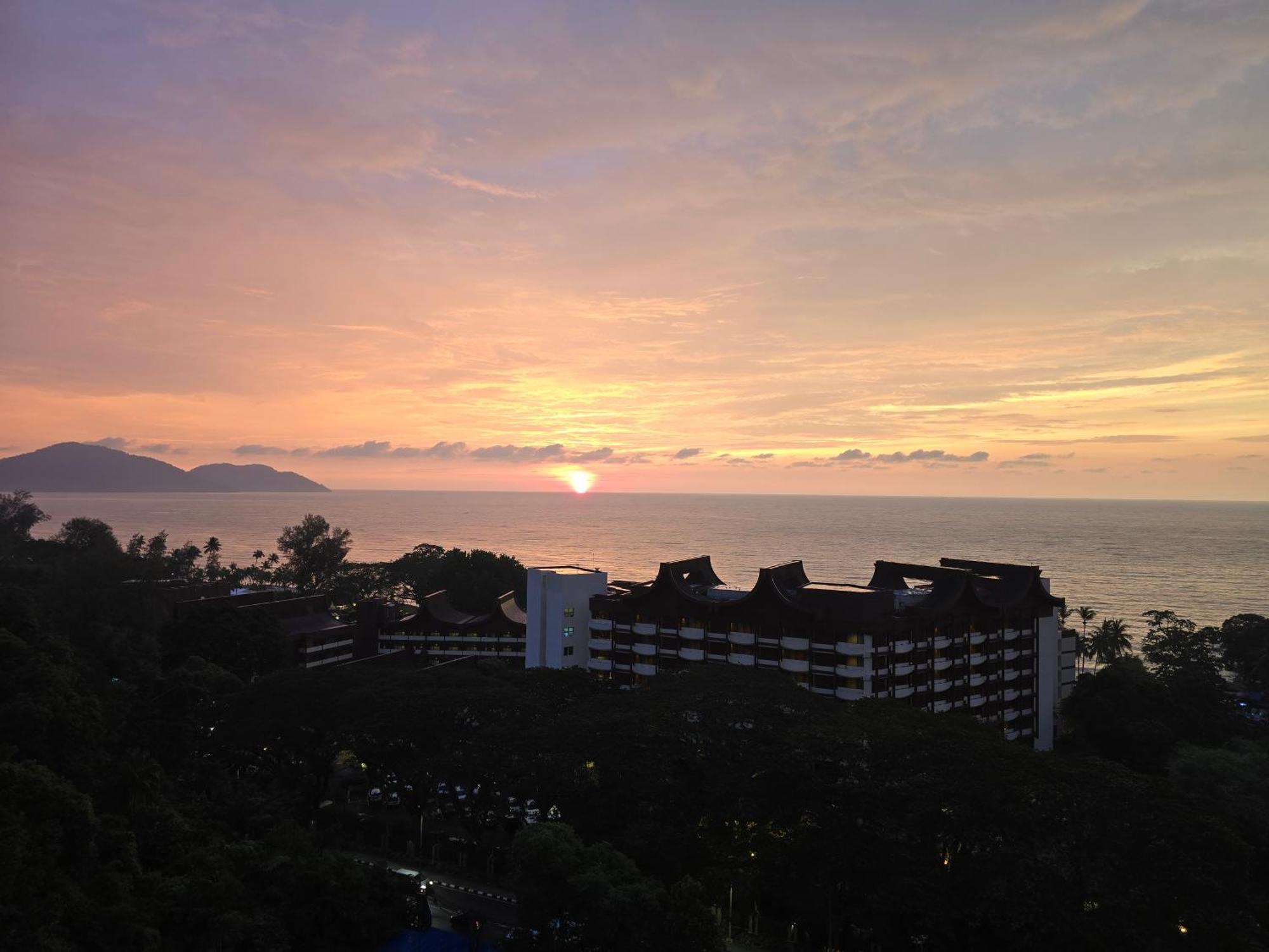 Green Ocean Seaview Apartment Batu Ferringhi Exterior photo